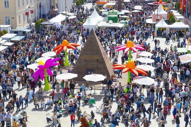 Blick jenseits der Baustelle auf den Marktplatz | Foto: KME/Jürgen Rösner