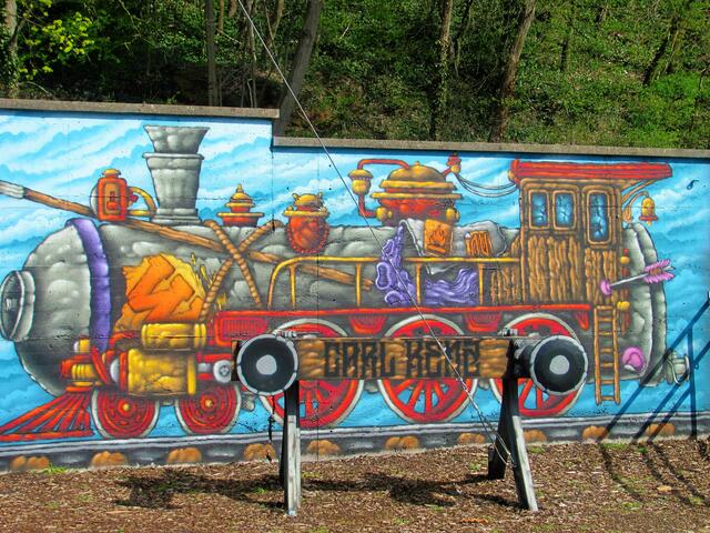 Neuer Bahnhaltepunkt? eher wahre Kunst an grauen Mauern | Foto: Foto Bernd Barth