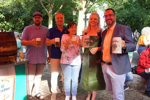 Glückliche Gesichter beim Fassanstich! Ganz links, Herr Schäfer (Vorstand Männerchor). Vielen Dank für die Unterstützung der Hoepfner Brauerei und das Mitwirken von Herrn Jaus beim Fassanstich. | Foto: GV Harmonie Büchenau 1919 e.V.
