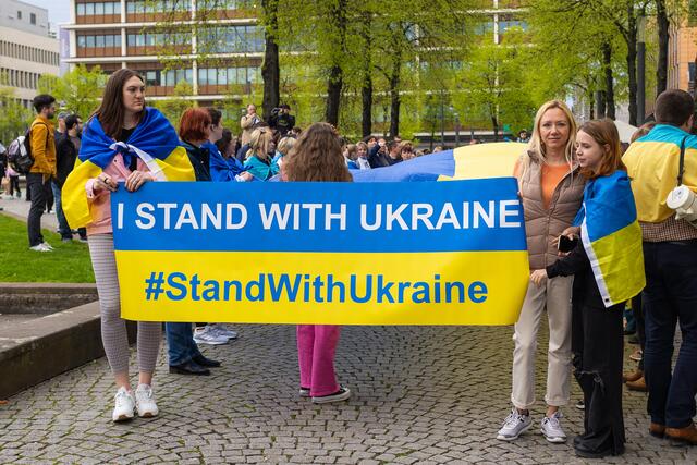 Rund 600 Menschen demonstrierten in der Mannheimer Innenstadt gegen den völkerrechtswidrigen russischen Angriffskrieg in der Ukraine.   | Foto: Christian Gaier