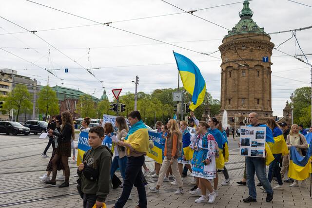 Rund 600 Menschen demonstrierten in der Mannheimer Innenstadt gegen den völkerrechtswidrigen russischen Angriffskrieg in der Ukraine.   | Foto: Christian Gaier