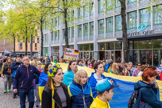 Rund 600 Menschen demonstrierten in der Mannheimer Innenstadt gegen den völkerrechtswidrigen russischen Angriffskrieg in der Ukraine.   | Foto: Christian Gaier
