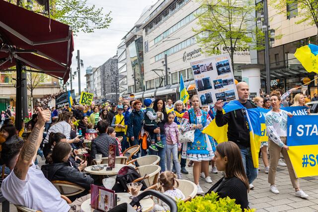 Rund 600 Menschen demonstrierten in der Mannheimer Innenstadt gegen den völkerrechtswidrigen russischen Angriffskrieg in der Ukraine.   | Foto: Christian Gaier