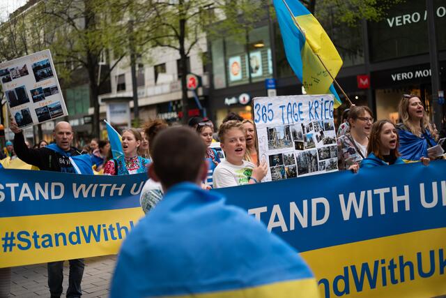 Rund 600 Menschen demonstrierten in der Mannheimer Innenstadt gegen den völkerrechtswidrigen russischen Angriffskrieg in der Ukraine.   | Foto: Christian Gaier