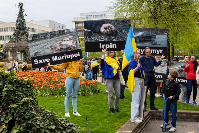 Rund 600 Menschen demonstrierten in der Mannheimer Innenstadt gegen den völkerrechtswidrigen russischen Angriffskrieg in der Ukraine.   | Foto: Christian Gaier