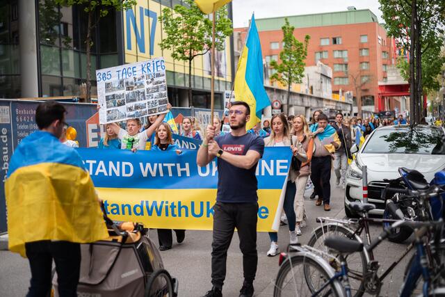 Rund 600 Menschen demonstrierten in der Mannheimer Innenstadt gegen den völkerrechtswidrigen russischen Angriffskrieg in der Ukraine.   | Foto: Christian Gaier