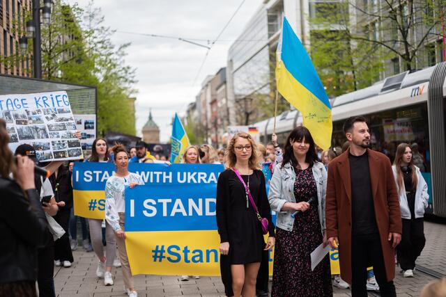 Rund 600 Menschen demonstrierten in der Mannheimer Innenstadt gegen den völkerrechtswidrigen russischen Angriffskrieg in der Ukraine. Rechts Opernsänger Sergeij Ivanchuk.   | Foto: Christian Gaier