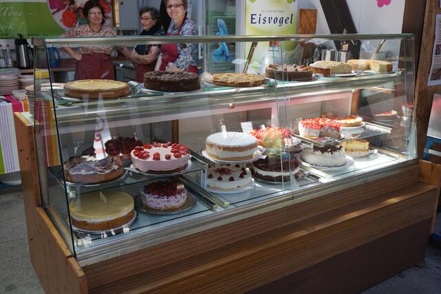 Unsere Sängerinnen und Cafe-Frauen vor eine reichhaltigen Kuchenauswahl. | Foto: GV Harmonie Büchenau 1919 e.V.