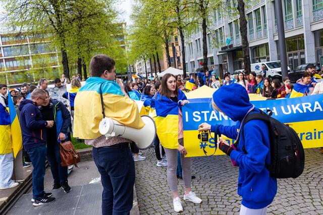 Rund 600 Menschen demonstrierten in der Mannheimer Innenstadt gegen den völkerrechtswidrigen russischen Angriffskrieg in der Ukraine.   | Foto: Christian Gaier