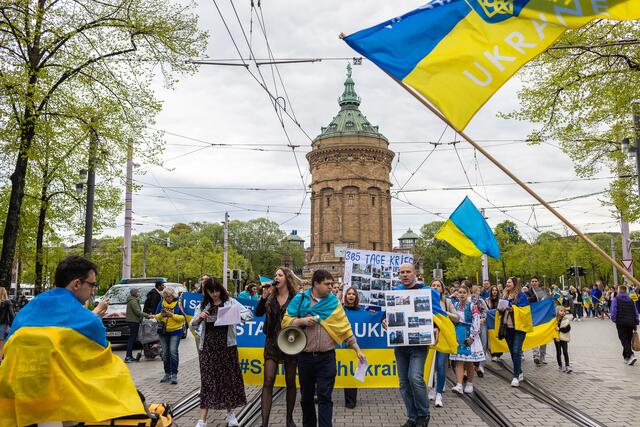 Rund 600 Menschen demonstrierten in der Mannheimer Innenstadt gegen den völkerrechtswidrigen russischen Angriffskrieg in der Ukraine.   | Foto: Christian Gaier