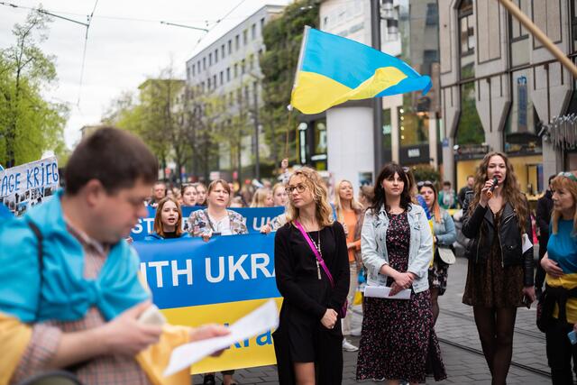 Rund 600 Menschen demonstrierten in der Mannheimer Innenstadt gegen den völkerrechtswidrigen russischen Angriffskrieg in der Ukraine.   | Foto: Christian Gaier