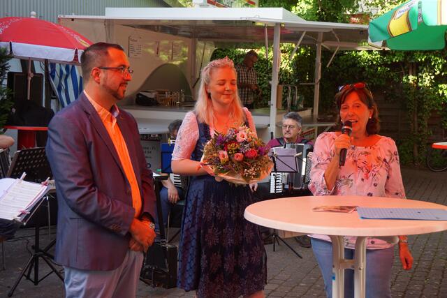 Eröffnungsrede nach drei Jahren Corona-Zwangspause durch Spargelkönigin Laura I. vom Landkost-Hofladen Schäffner, Frau Clauß im Namen der Ortsvorsteherin und des Ortschaftsrates sowie Herrn Holzer im Namen des GV Harmonie Büchenau 1919 e.V. (2022) | Foto: GV Harmonie Büchenau 1919 e.V.