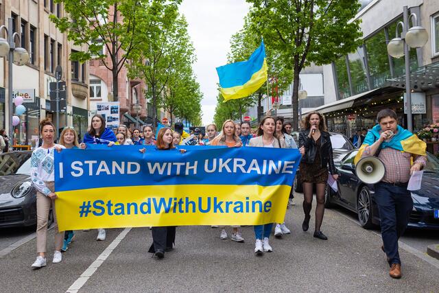 Rund 600 Menschen demonstrierten in der Mannheimer Innenstadt gegen den völkerrechtswidrigen russischen Angriffskrieg in der Ukraine.   | Foto: Christian Gaier