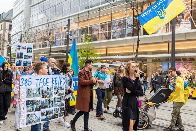 Rund 600 Menschen demonstrierten in der Mannheimer Innenstadt gegen den völkerrechtswidrigen russischen Angriffskrieg in der Ukraine.   | Foto: Christian Gaier