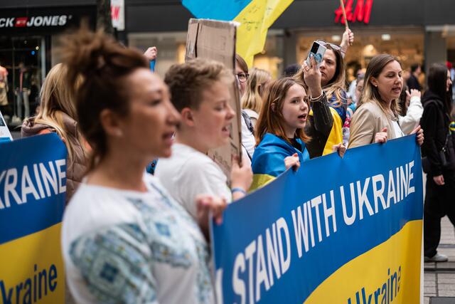 Rund 600 Menschen demonstrierten in der Mannheimer Innenstadt gegen den völkerrechtswidrigen russischen Angriffskrieg in der Ukraine.   | Foto: Christian Gaier