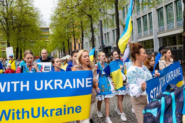 Rund 600 Menschen demonstrierten in der Mannheimer Innenstadt gegen den völkerrechtswidrigen russischen Angriffskrieg in der Ukraine.   | Foto: Christian Gaier