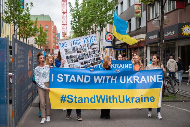 Rund 600 Menschen demonstrierten in der Mannheimer Innenstadt gegen den völkerrechtswidrigen russischen Angriffskrieg in der Ukraine.   | Foto: Christian Gaier