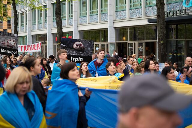 Rund 600 Menschen demonstrierten in der Mannheimer Innenstadt gegen den völkerrechtswidrigen russischen Angriffskrieg in der Ukraine.  | Foto: Christian Gaier