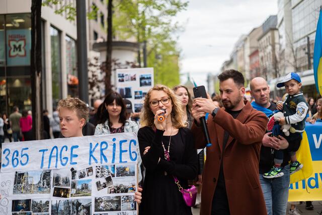 Rund 600 Menschen demonstrierten in der Mannheimer Innenstadt gegen den völkerrechtswidrigen russischen Angriffskrieg in der Ukraine.   | Foto: Christian Gaier