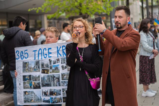 Rund 600 Menschen demonstrierten in der Mannheimer Innenstadt gegen den völkerrechtswidrigen russischen Angriffskrieg in der Ukraine. Rechts Opernsänger Sergej Ivanchuk.   | Foto: Christian Gaier