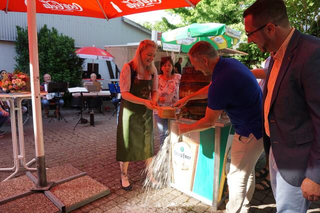 Fassanstich 2022 - nach der Pandemie fehlt noch die Übung :-). | Foto: GV Harmonie Büchenau 1919 e.V.