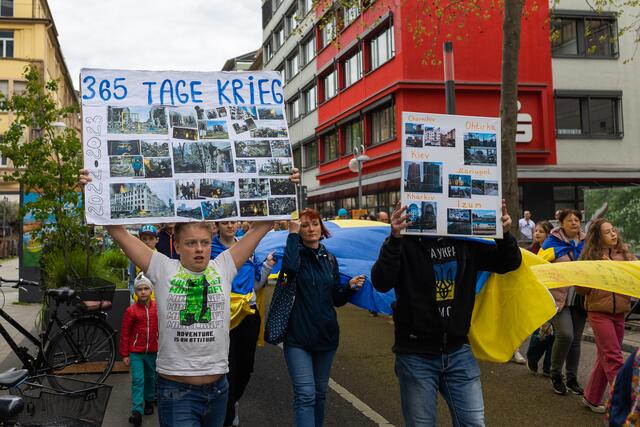 Rund 600 Menschen demonstrierten in der Mannheimer Innenstadt gegen den völkerrechtswidrigen russischen Angriffskrieg in der Ukraine.   | Foto: Christian Gaier