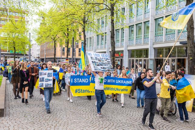 Rund 600 Menschen demonstrierten in der Mannheimer Innenstadt gegen den völkerrechtswidrigen russischen Angriffskrieg in der Ukraine.  | Foto: Christian Gaier