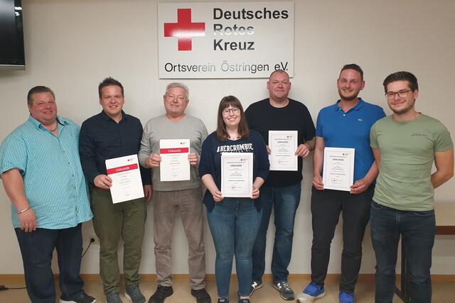 v.l.n.r. Vorstand Christian Orlik mit den geehrten Mitgliedern Martin Fellhauer, Helmut Baumann, Katherina Mauch, Frank Fellhauer, Felix Jochum sowie Bereitschaftsleiter Fabian Fellhauer