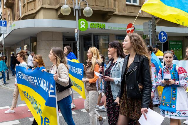 Rund 600 Menschen demonstrierten in der Mannheimer Innenstadt gegen den völkerrechtswidrigen russischen Angriffskrieg in der Ukraine.   | Foto: Christian Gaier