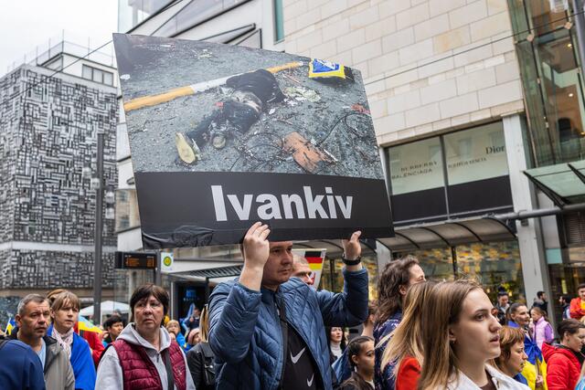 Rund 600 Menschen demonstrierten in der Mannheimer Innenstadt gegen den völkerrechtswidrigen russischen Angriffskrieg in der Ukraine.   | Foto: Christian Gaier