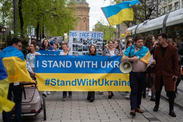 Rund 600 Menschen demonstrierten in der Mannheimer Innenstadt gegen den völkerrechtswidrigen russischen Angriffskrieg in der Ukraine.   | Foto: Christian Gaier