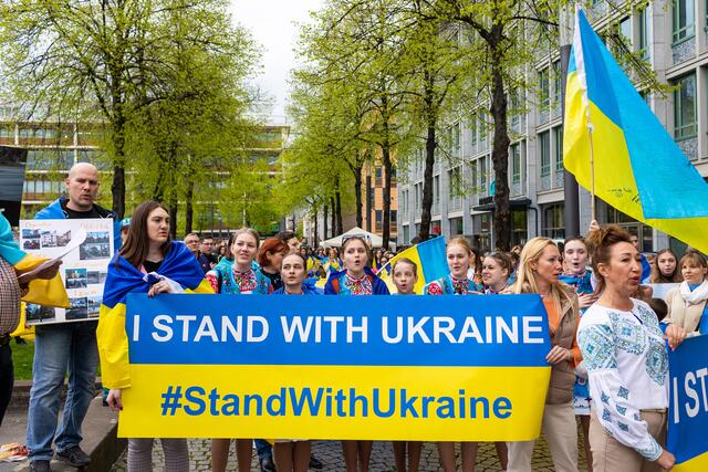 Rund 600 Menschen demonstrierten in der Mannheimer Innenstadt gegen den völkerrechtswidrigen russischen Angriffskrieg in der Ukraine.   | Foto: Christian Gaier