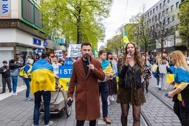Rund 600 Menschen demonstrierten in der Mannheimer Innenstadt gegen den völkerrechtswidrigen russischen Angriffskrieg in der Ukraine. In der Bildmitte der Opernsänger Sergej Ivanchuk.  | Foto: Christian Gaier