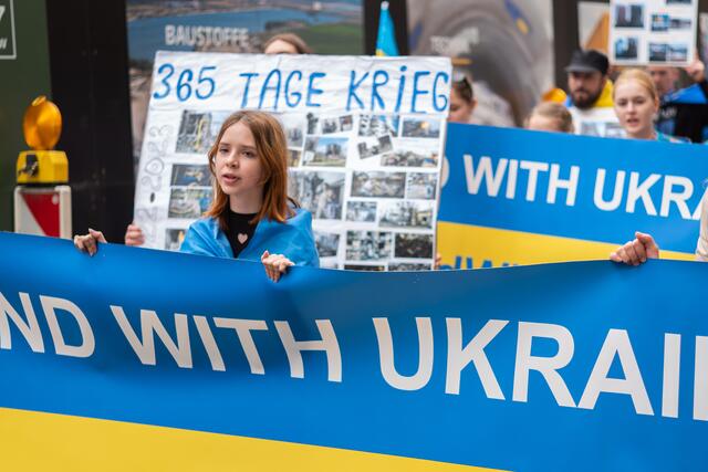 Rund 600 Menschen demonstrierten in der Mannheimer Innenstadt gegen den völkerrechtswidrigen russischen Angriffskrieg in der Ukraine.   | Foto: Christian Gaier