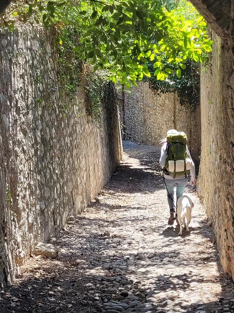Der BVG-Trail führt durch hoch am Hang gelegene idyllische Dörfer mit ihren schmalen mittelalterlichen Gassen. | Foto: Markus Pacher