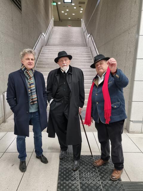 Betrachten die Tunnelkunst (v.l.) OB Frank Mentrup, Markus Lüpertz und Initiator Anton Goll | Foto: www.jowapress.de