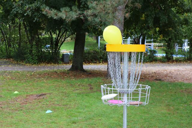 Discgolf: Die Frisbeescheibe muss ins in den Korb | Foto: Heike Schwitalla
