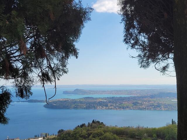 Faszinierender Blick zurück auf die Bucht von Salò zum Auftakt des BVG-Trails. | Foto: Markus Pacher