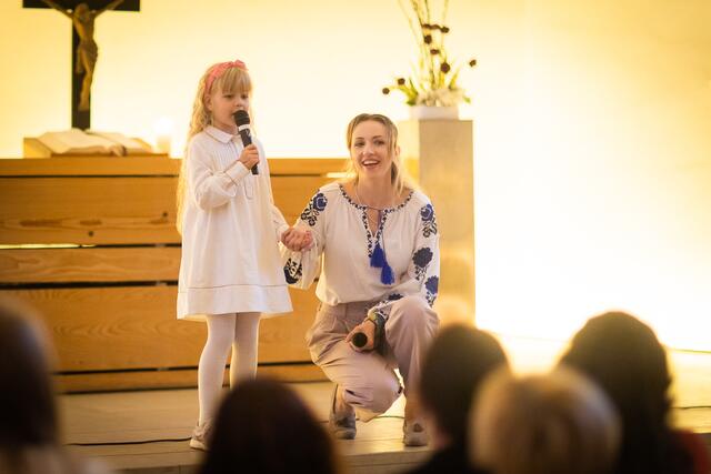 Sofia singt begleitet von Yaroslava Yurchenko. | Foto: Christian Gaier