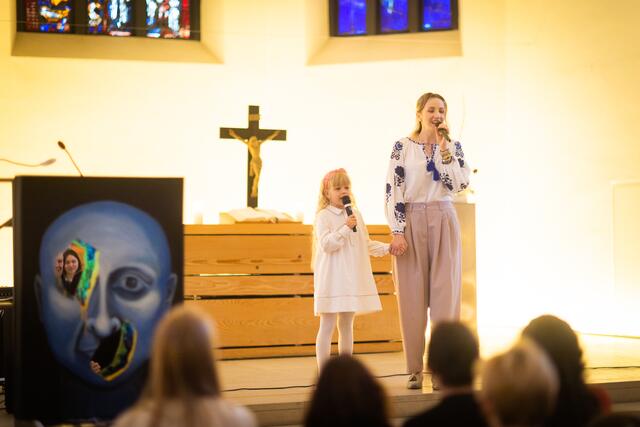 Sofia singt begleitet von Yaroslava Yurchenko. | Foto: Christian Gaier