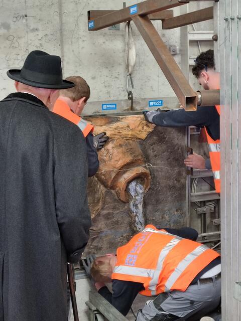 Genauer Blick auf den Einbau einer Tafel in der Haltestelle | Foto: www.jowapress.de