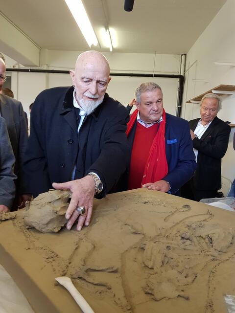 Betrachtet im Majolika-Atelier den Ton zusammen mit Anton Goll | Foto: www.jowapress.de