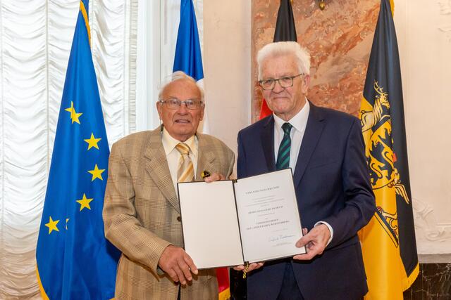 Für herausragende Verdienste um das Land und seine Bevölkerung hat Ministerpräsident Winfried Kretschmann den Verdienstorden des Landes Baden-Württemberg an 23 verdiente Persönlichkeiten überreicht - hier an Hans-Gerd Tschuch 