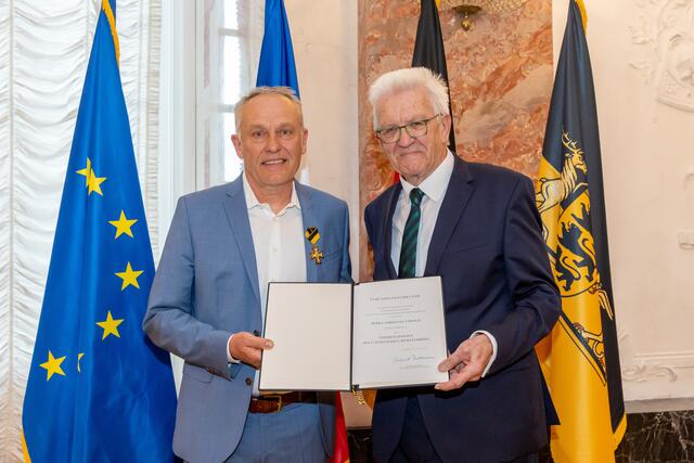 Für herausragende Verdienste um das Land und seine Bevölkerung hat Ministerpräsident Winfried Kretschmann den Verdienstorden des Landes Baden-Württemberg an 23 verdiente Persönlichkeiten überreicht - hier an Christian Streich