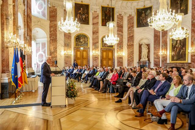 Für herausragende Verdienste um das Land und seine Bevölkerung hat Ministerpräsident Winfried Kretschmann den Verdienstorden des Landes Baden-Württemberg an 23 verdiente Persönlichkeiten überreicht. | Foto: Staatsministerium Baden-Württemberg