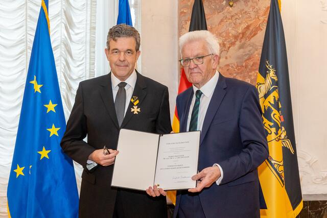 Für herausragende Verdienste um das Land und seine Bevölkerung hat Ministerpräsident Winfried Kretschmann den Verdienstorden des Landes Baden-Württemberg an 23 verdiente Persönlichkeiten überreicht - hier an Prof. Dr. med. Dr. h.c. Uwe Spetzger 