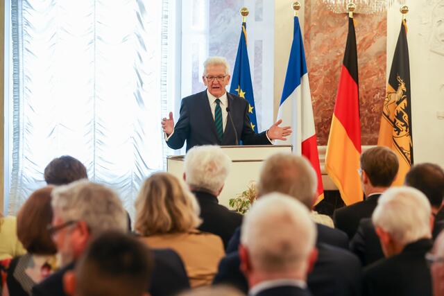 Für herausragende Verdienste um das Land und seine Bevölkerung hat Ministerpräsident Winfried Kretschmann den Verdienstorden des Landes Baden-Württemberg an 23 verdiente Persönlichkeiten überreicht. | Foto: Staatsministerium Baden-Württemberg