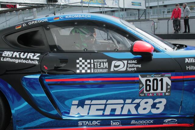 Am Start sind auch Daniel Gregor aus Maikammer und Christoph Krombach aus Asslar auf einem Porsche (Foto Michael Sonnick)