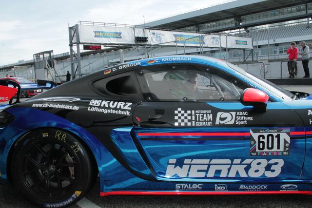 Am Start sind auch Daniel Gregor aus Maikammer und Christoph Krombach aus Asslar auf einem Porsche (Foto Michael Sonnick)