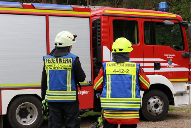 Der Brand- und Katastrophenschutz des Landkreises Germersheim führte bei 
Scheibenhardt  gemeinsam  mit  den  Feuerwehren  der  angrenzenden  Gemeinden und französischen Feuerwehreinheiten eine Waldbrandübung durch | Foto: Heike Schwitalla